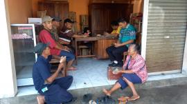 Petugas Karcis Pasar Pahing Tertib Setor Retribusi Harian ke Pengelola Pasar